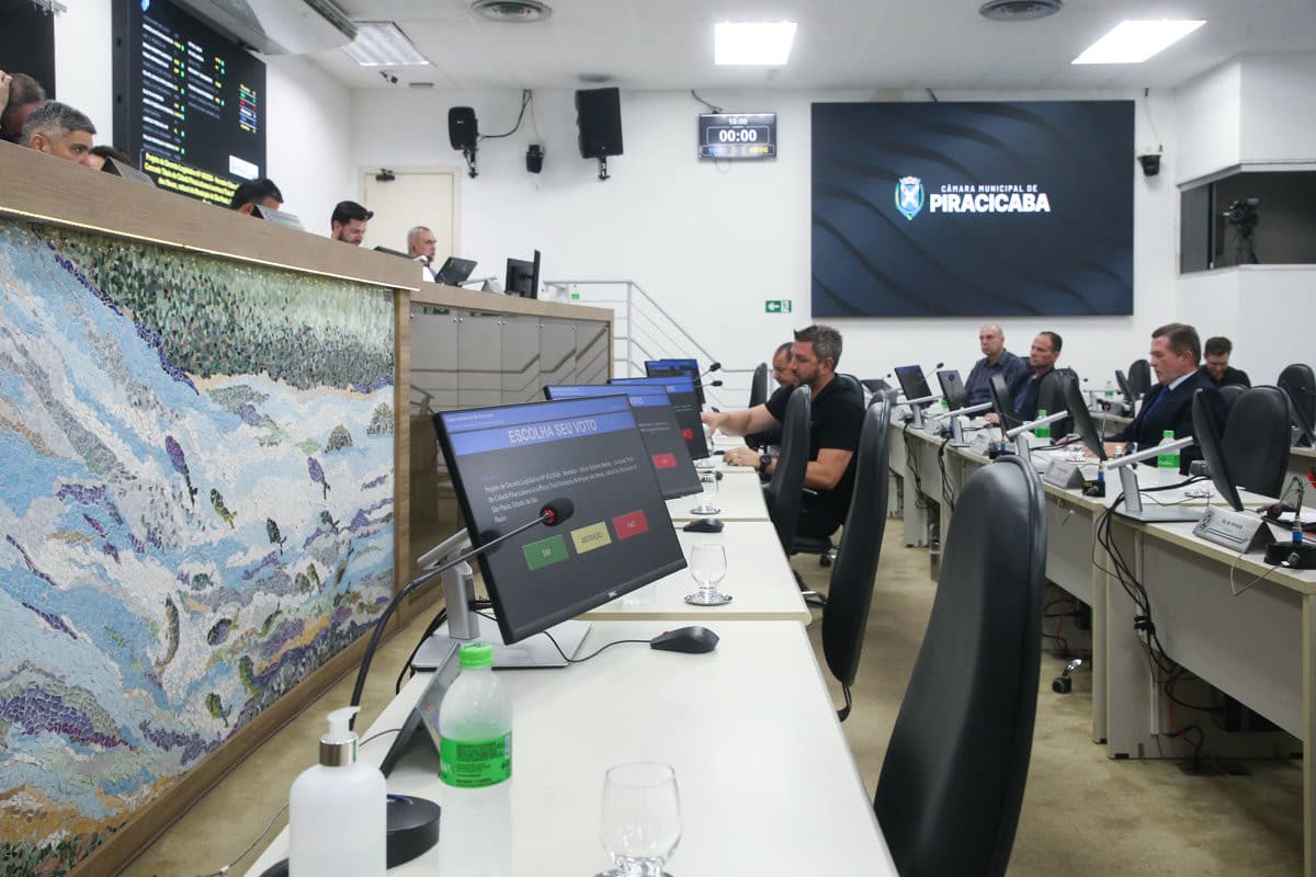 Câmara aprova projetos sobre pontos de ônibus, violência contra a mulher e pichações em Piracicaba