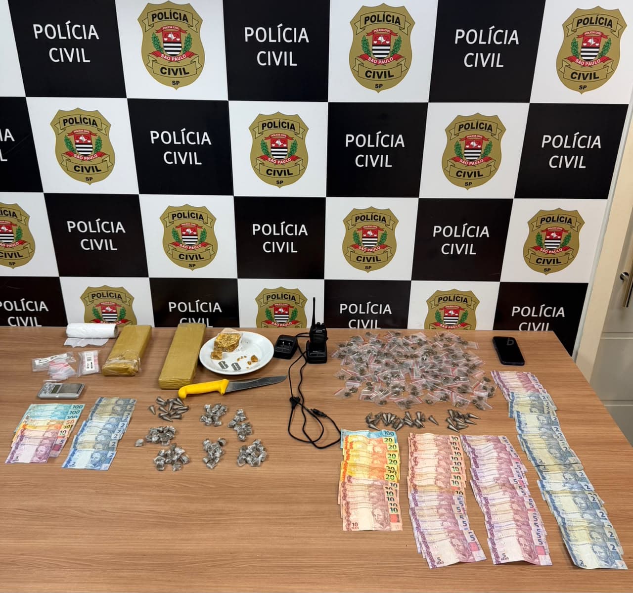 Polícia apreende drogas e detém homem e adolescente em operação em Piracicaba