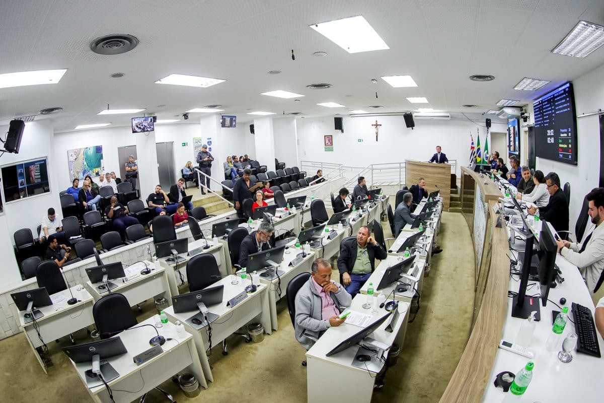 Multa por queimadas e créditos para transporte e Educação avançam na Câmara