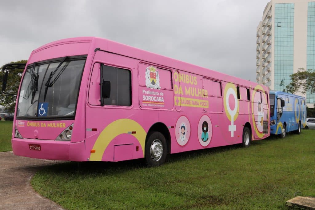 Ônibus Azul e Rosa da Saúde levam atendimentos gratuitos a diferentes bairros de Sorocaba durante agosto