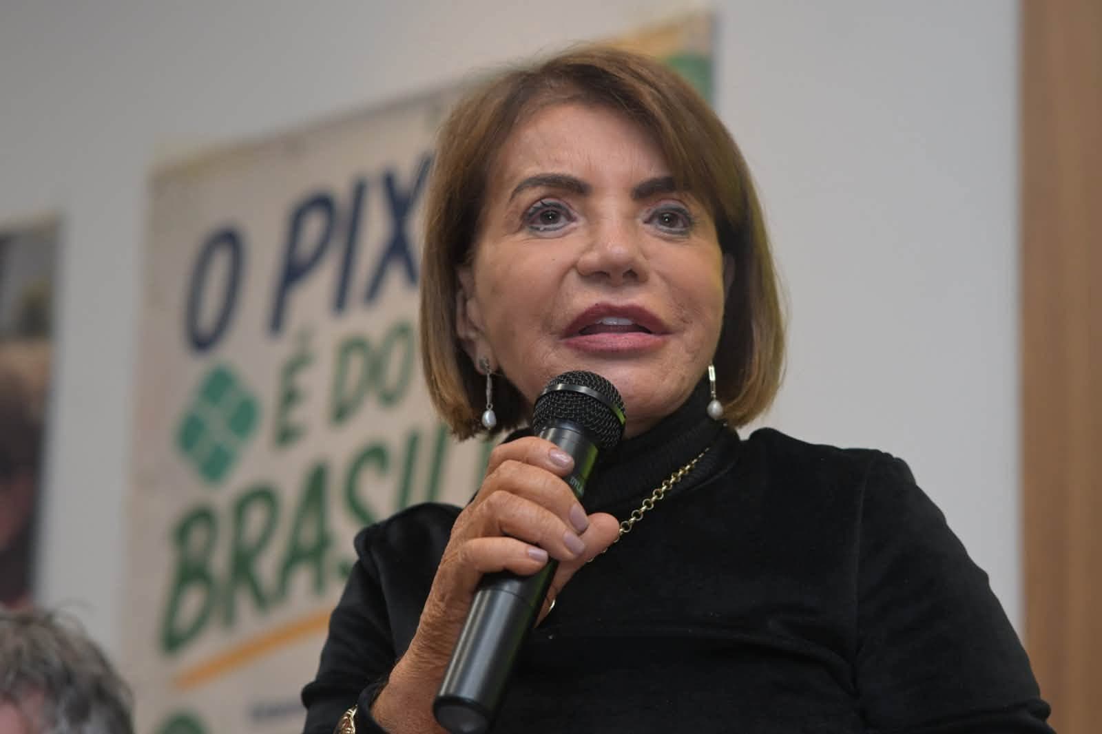 Professora Bebel denuncia dirigente de ensino que elogiou Hitler e aciona Ministério Público