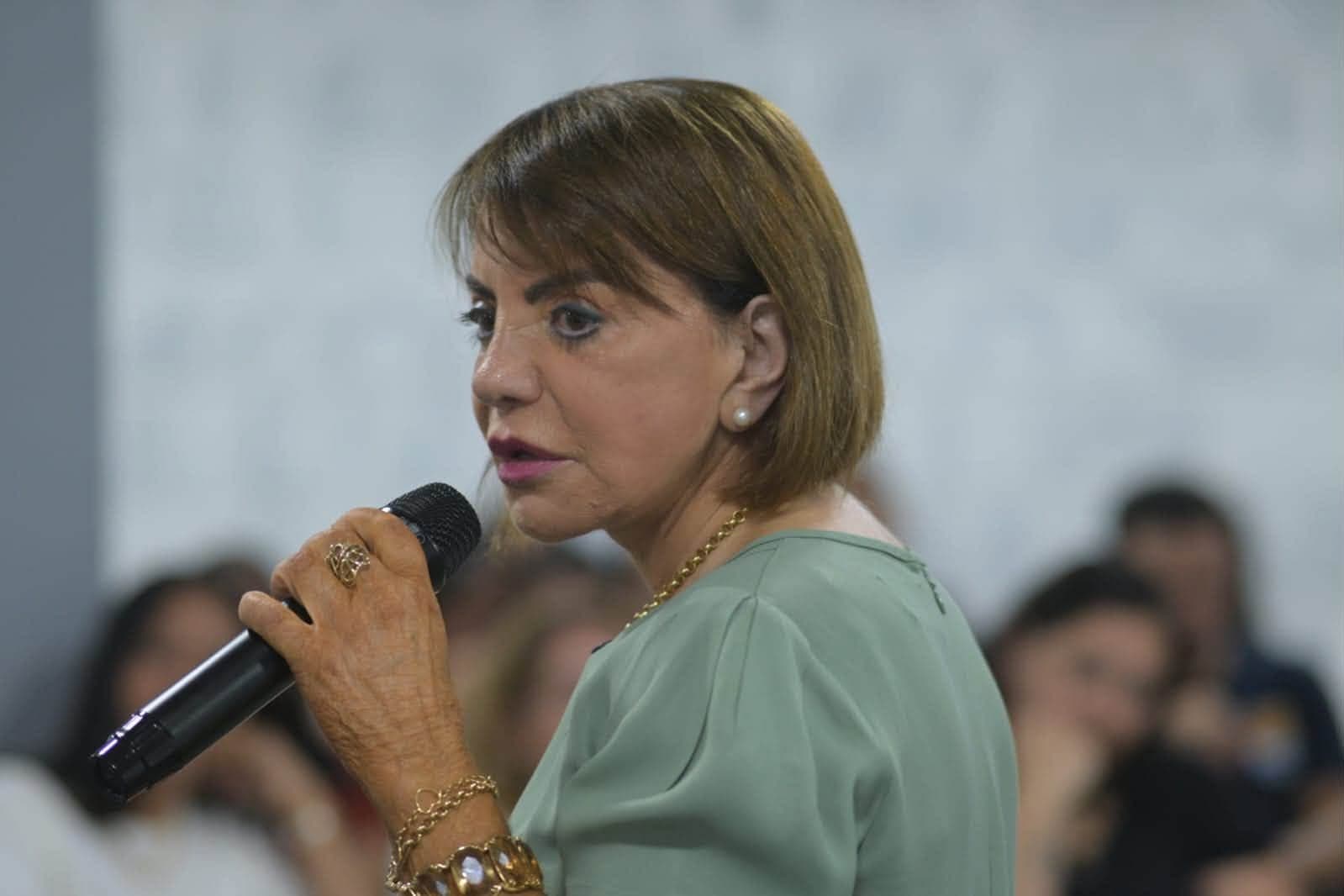 Professora Bebel lidera manifestação pela prorrogação de concurso de professores em São Paulo