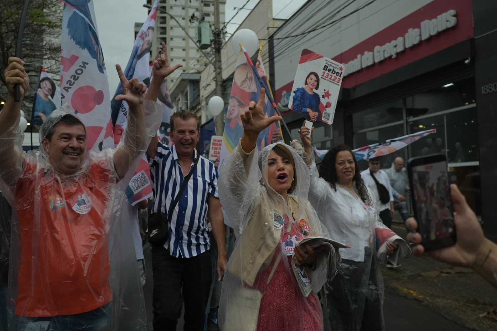 Professora Bebel realiza caminhada no centro de Piracicaba mesmo sob chuva e reúne lideranças da região