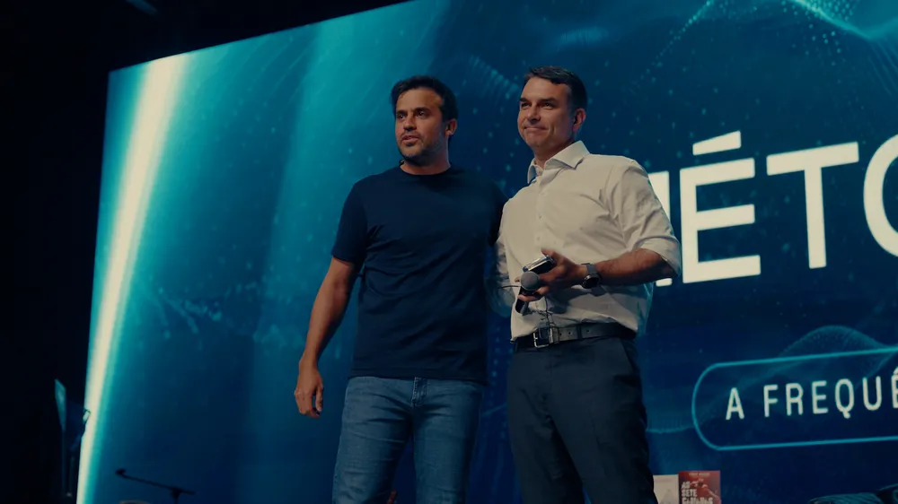 Pablo Marçal anuncia apoio a Flávio Bolsonaro e passa a integrar campanha presidencial