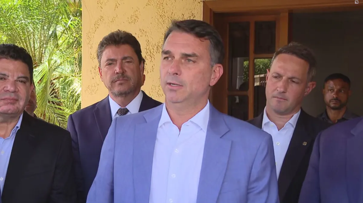 Flávio Bolsonaro defende flexibilização da jornada de trabalho e voucher-creche no 2º turno