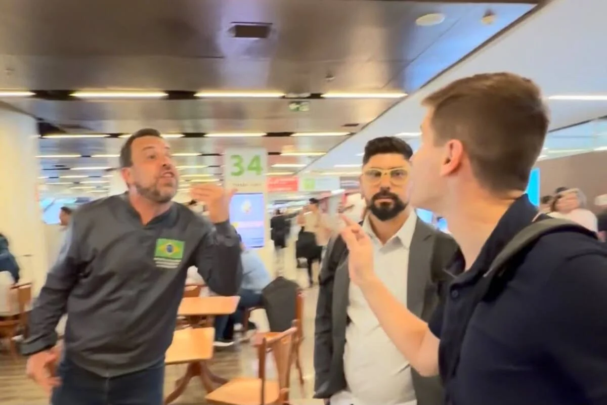 Briga no aeroporto de Brasília: Boulos e Lucas Pavanato trocam xingamentos pesados