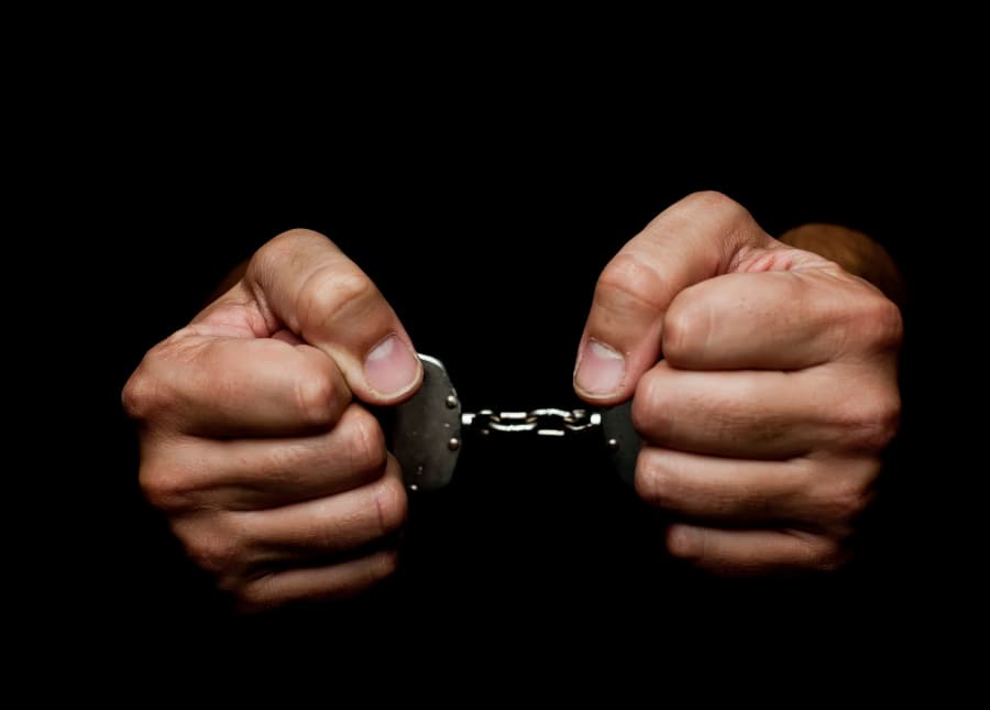 Homem esfaqueia ex-namorada e companheiro dela