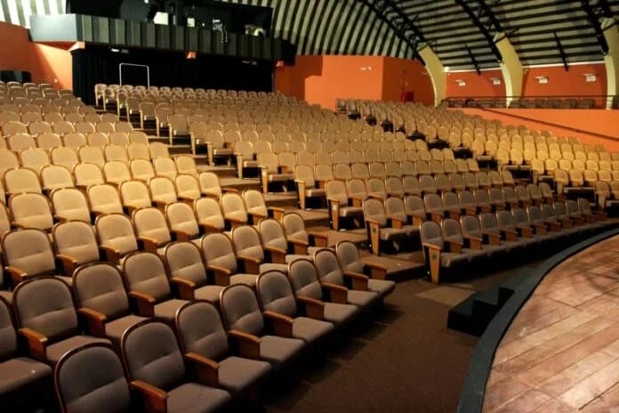 Espetáculo sobre Tropicália chega ao Teatro Municipal