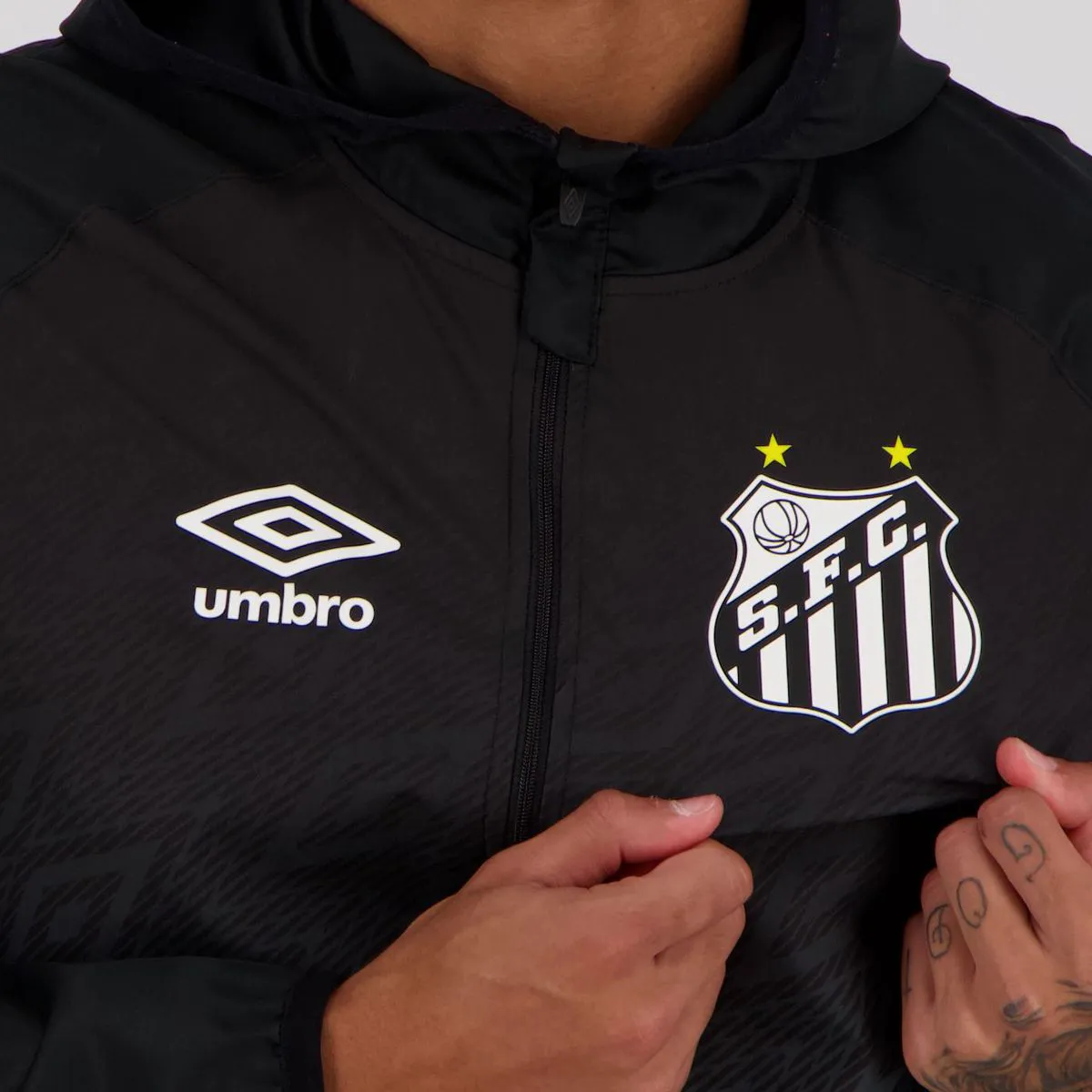 Santos negocia renovação de contrato com Umbro