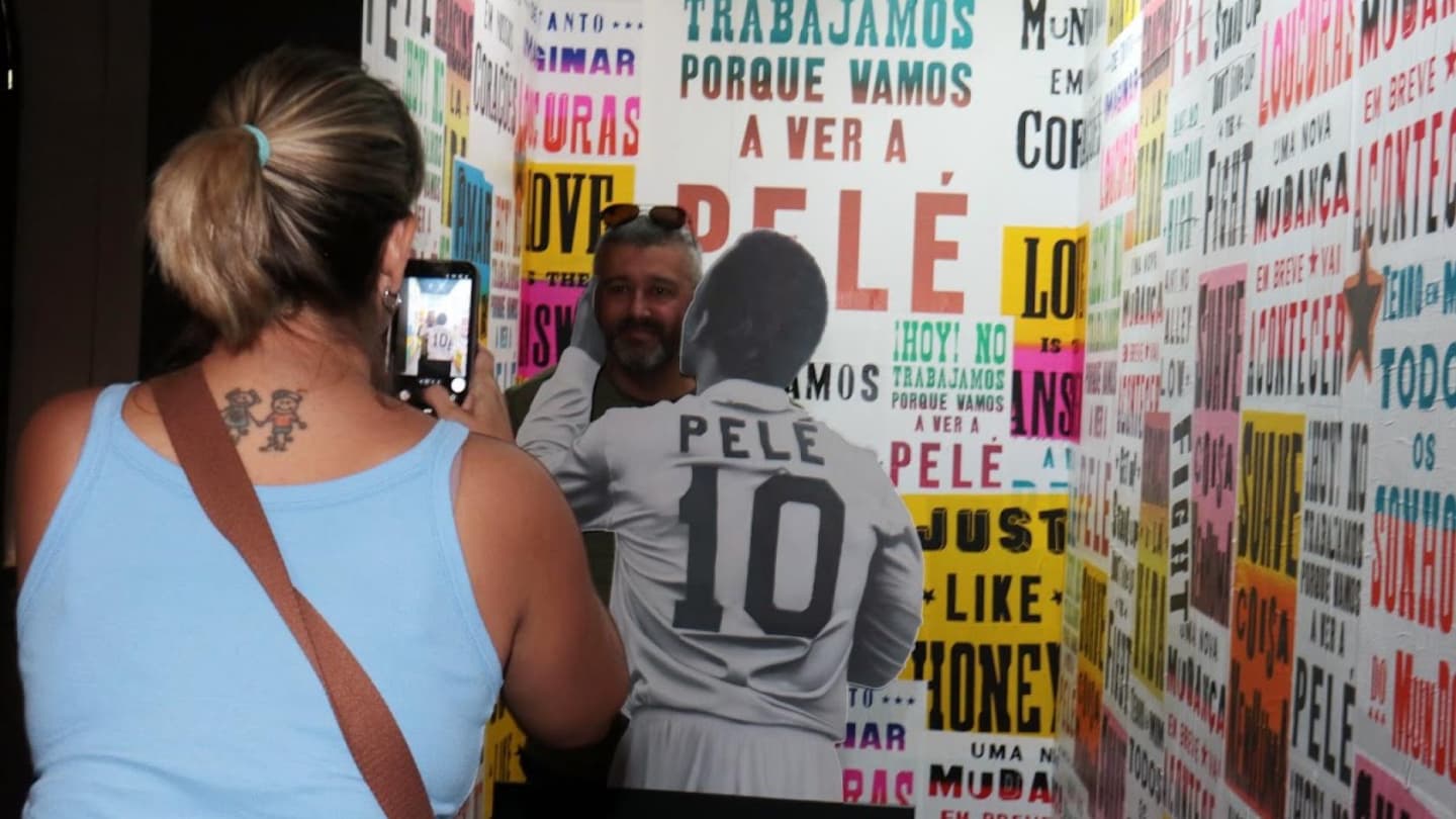 Exposição sobre Pelé tem instalação interativa em Santos