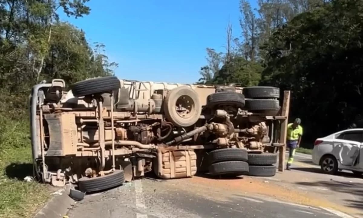 Acidente bloqueia Rodovia Índio Tibiriçá em Ribeirão Pires