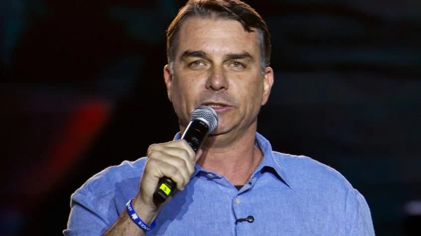 Flávio Bolsonaro visita São Caetano e fala de economia