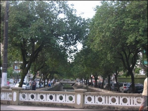Homem morre após ser encontrado em canal em Santos