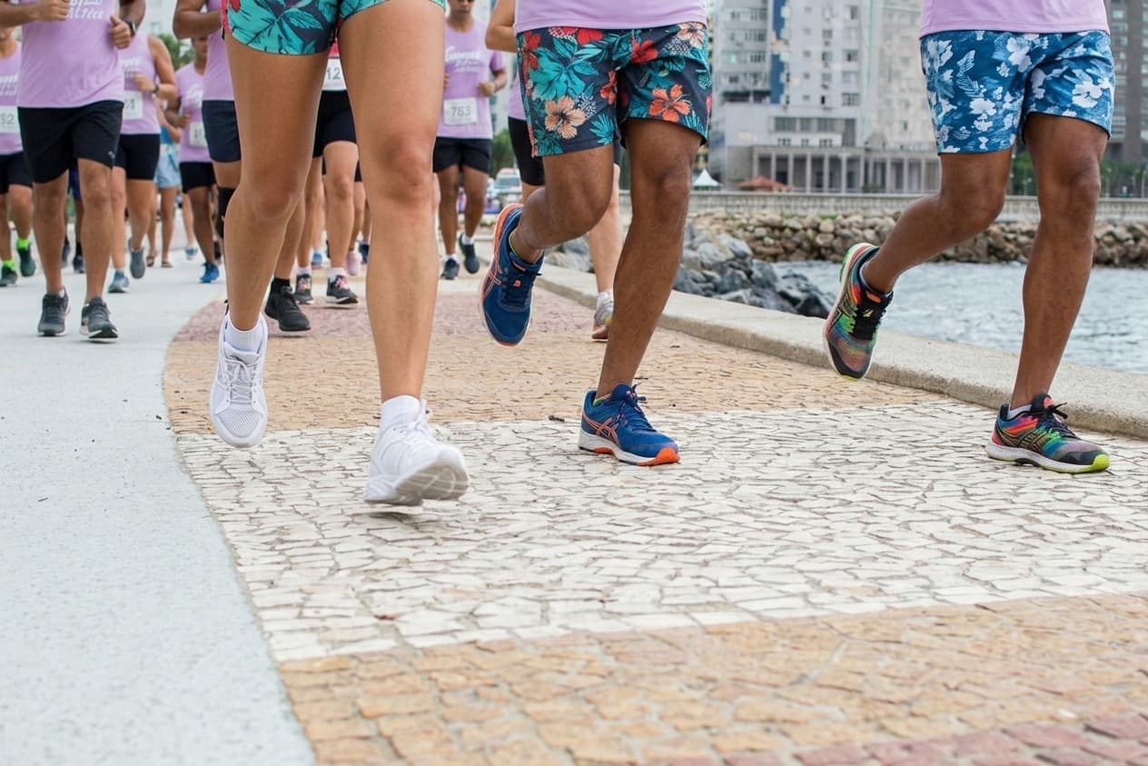 Agosto Lilás promove caminhada na orla de São Vicente