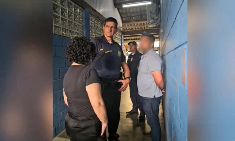 Flagrante de panfletos eleitorais em escola