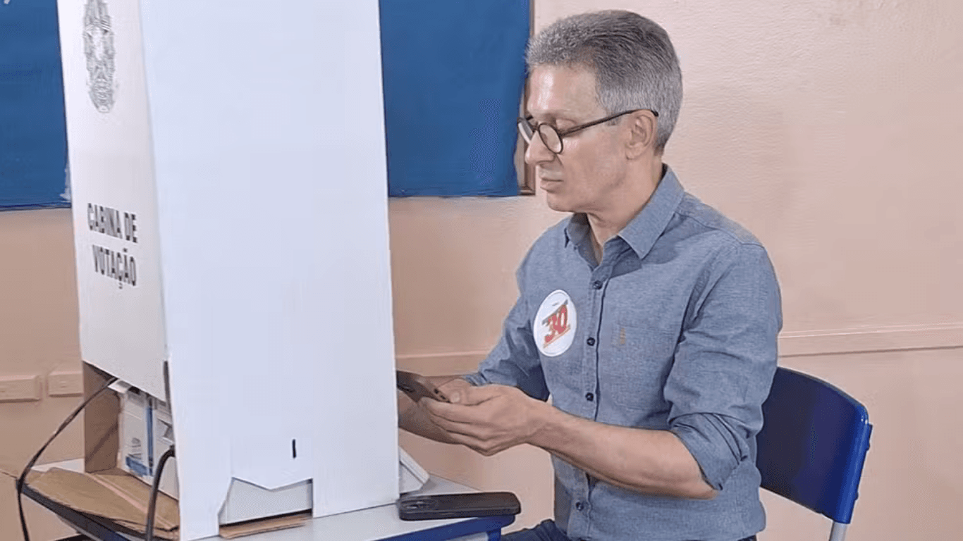 Zema vota com celular na cabine e TRE-MG anuncia apuração