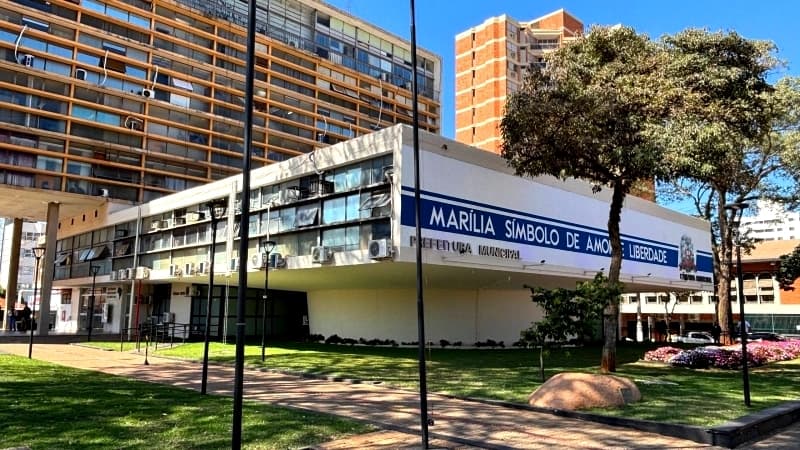 Prefeitura e granja debatem controle de moscas