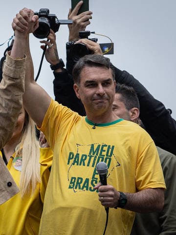Flávio Bolsonaro recebe 71,54% dos votos válidos em Limeira