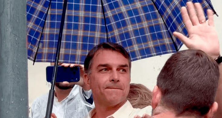 PF apura possível saída de Flávio Bolsonaro do Brasil após relatos sobre viagem aos EUA