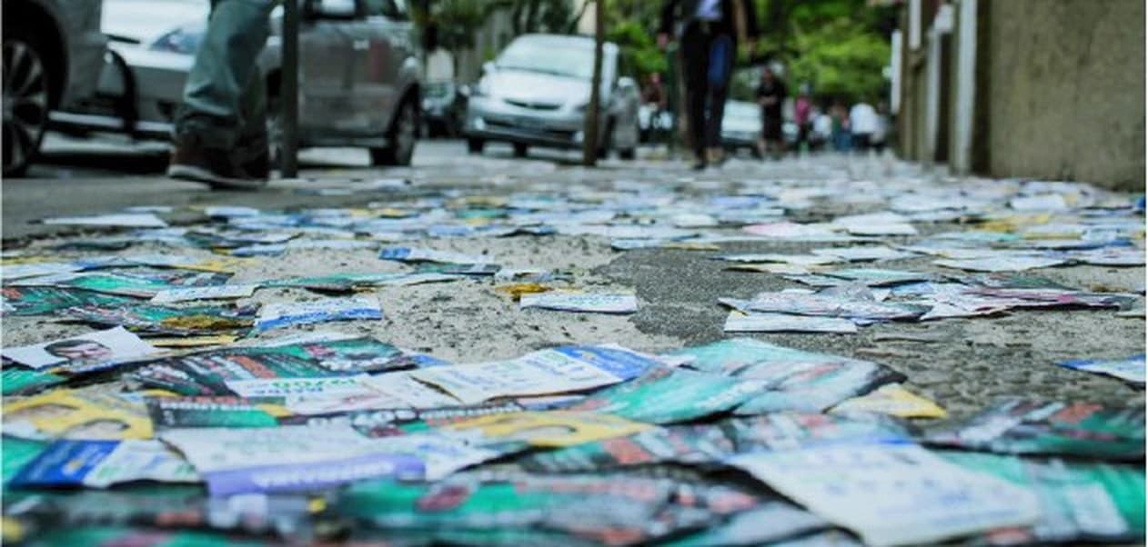 Piracicaba amanhece com derrame de santinhos; prática no dia da eleição é crime eleitoral