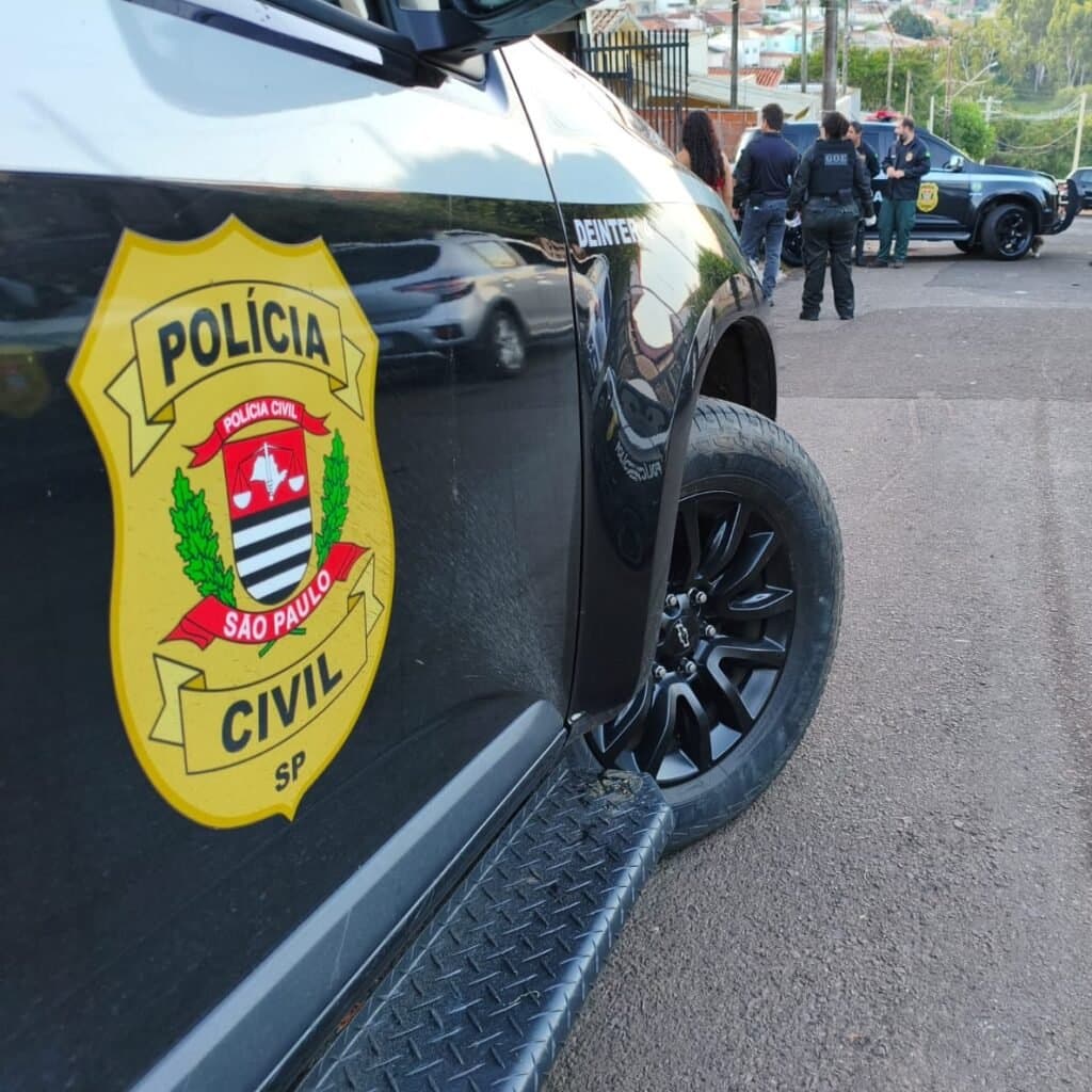 Homem é preso ao vender drogas para investigadores