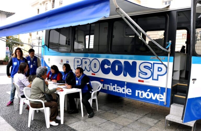 Serviços gratuitos na Praça Nove de Julho