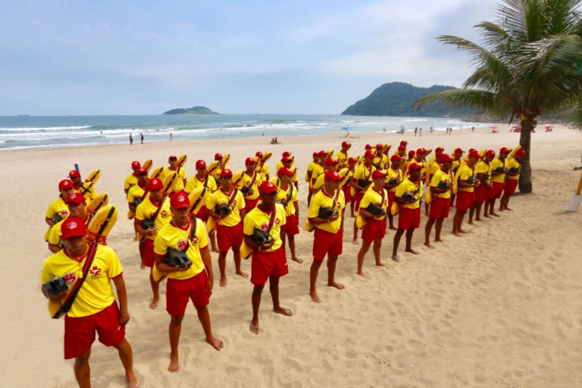 Guarujá abre 25 vagas para guarda-vidas temporários