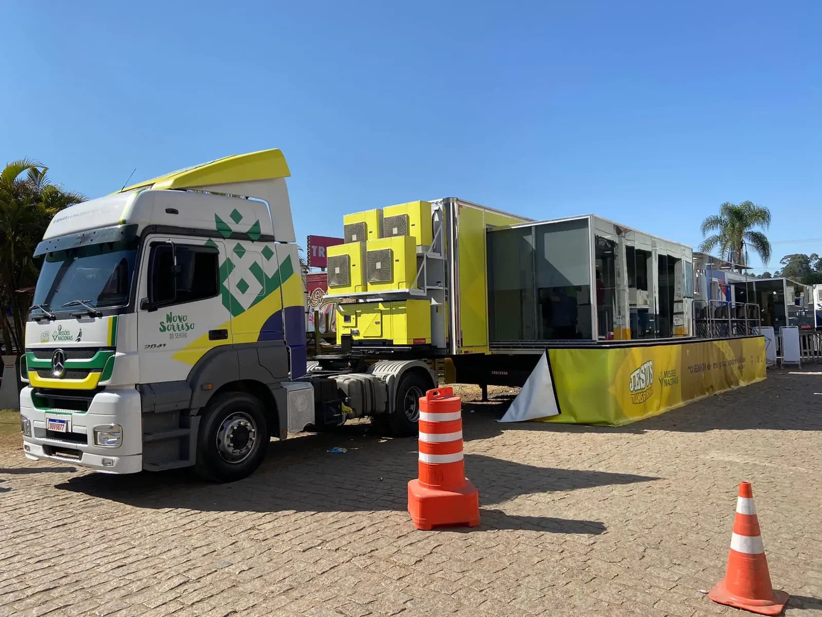 Carreta oferece atendimentos gratuitos em Santos