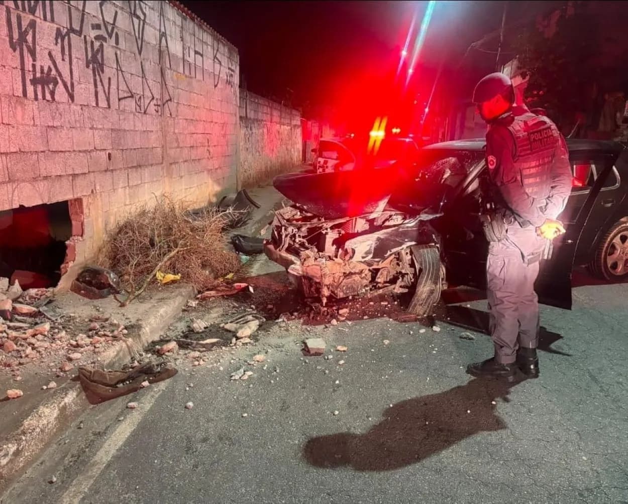 Motorista foge da GCM e bate em muro