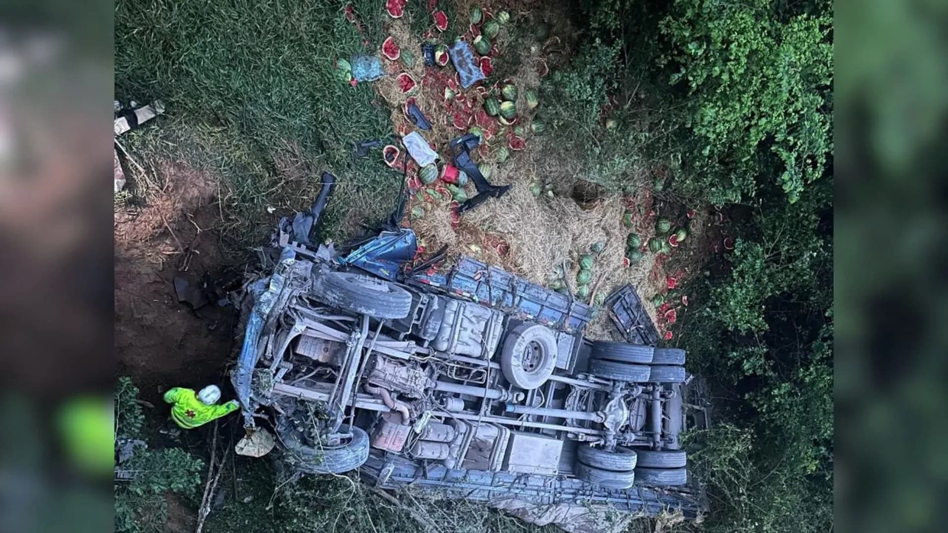 Caminhão tomba em ponte na BR-153