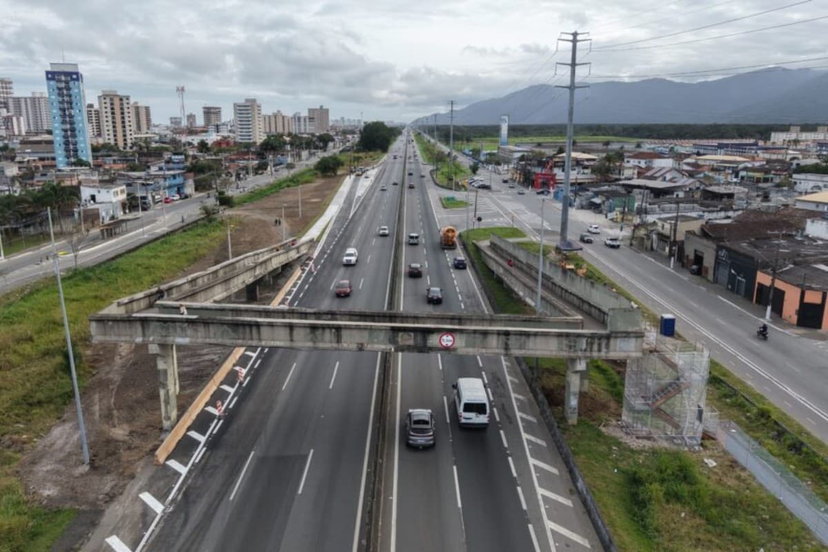 Obras em passarela da SP-055 causam interdições