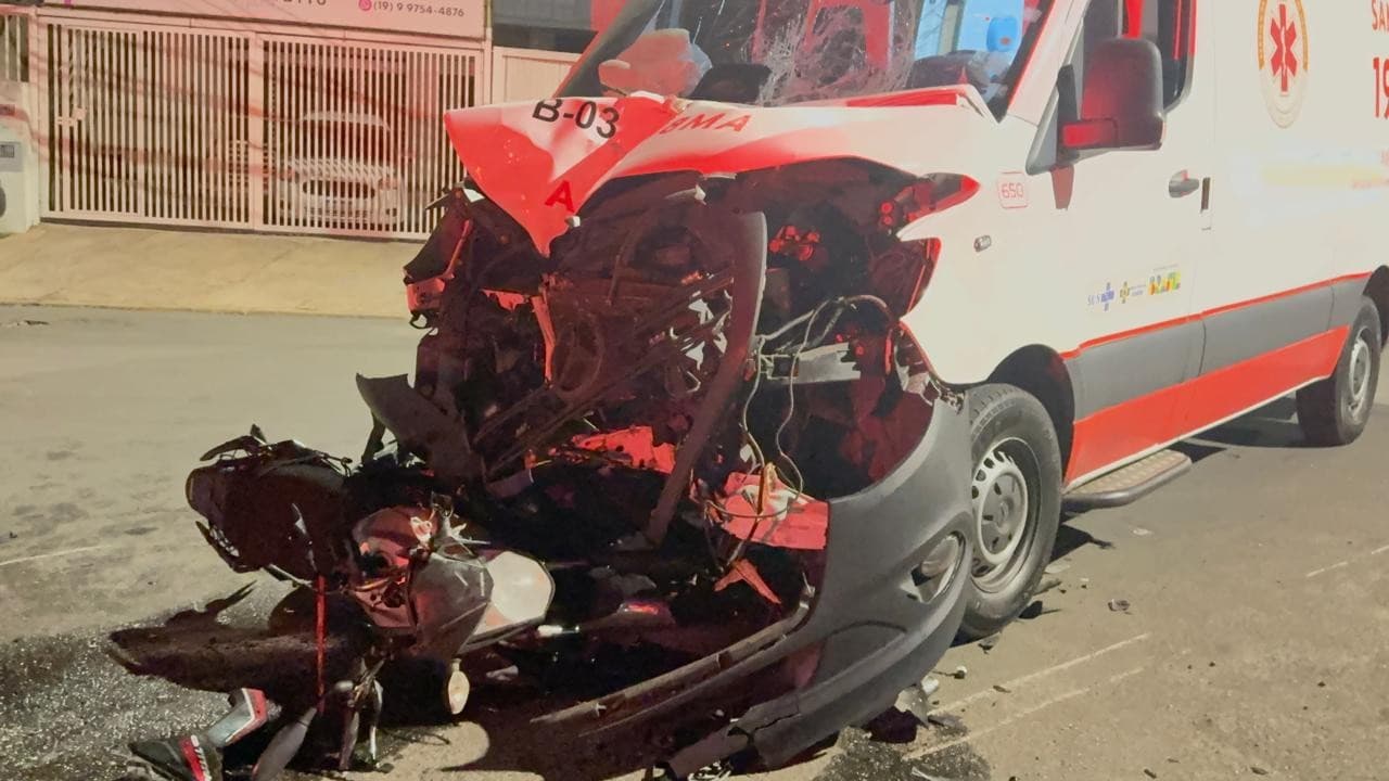 Moto em fuga colide com ambulância do Samu
