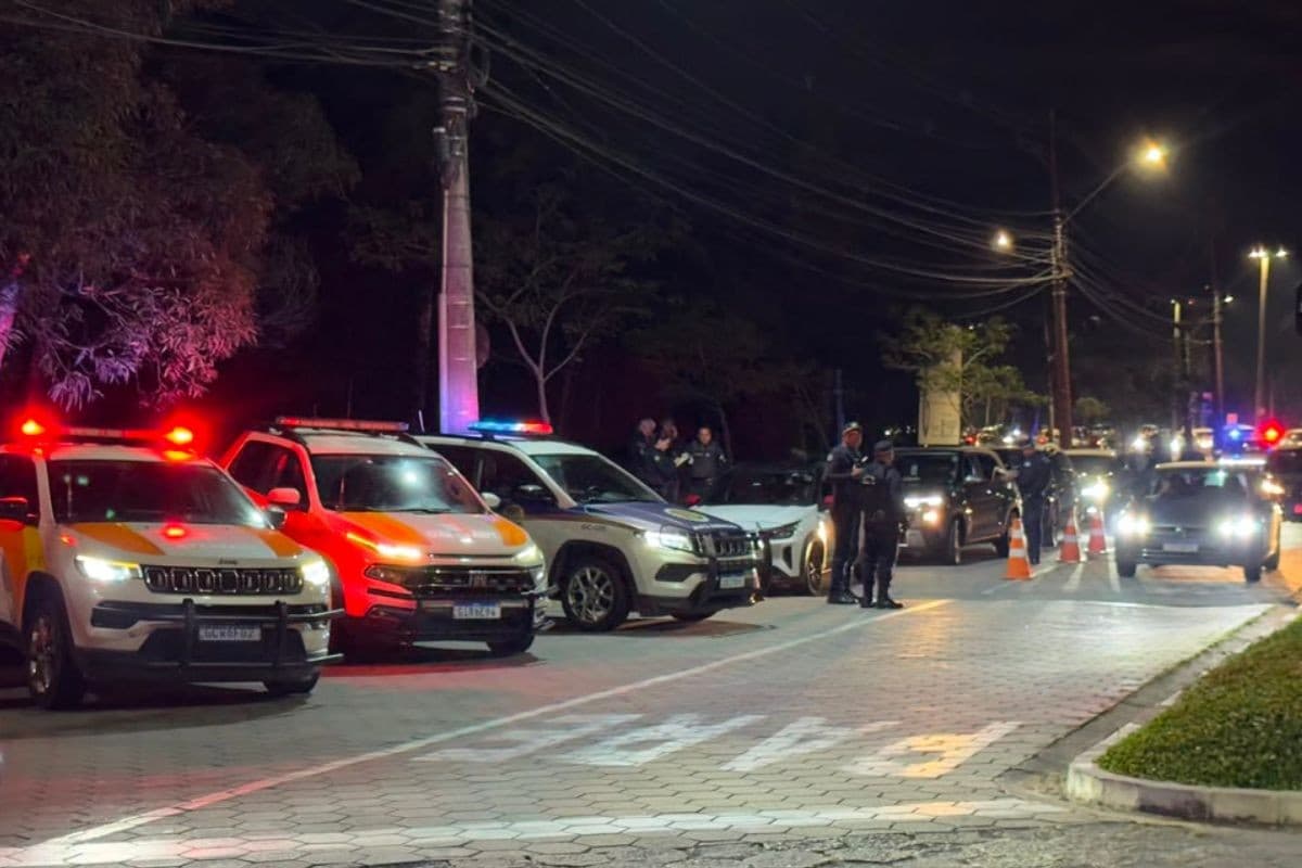 Operação fiscaliza 137 veículos e autua 14 em Bertioga