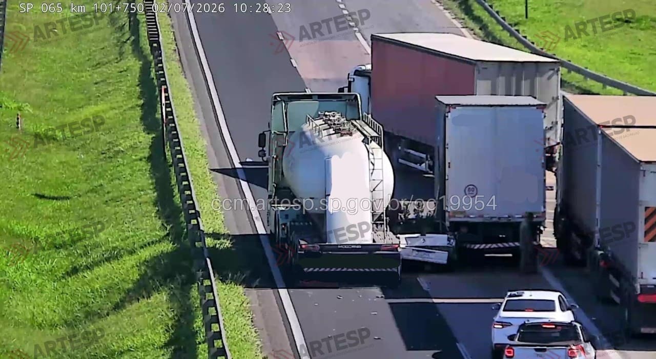 Engavetamento fecha rodovia Dom Pedro em Itatiba