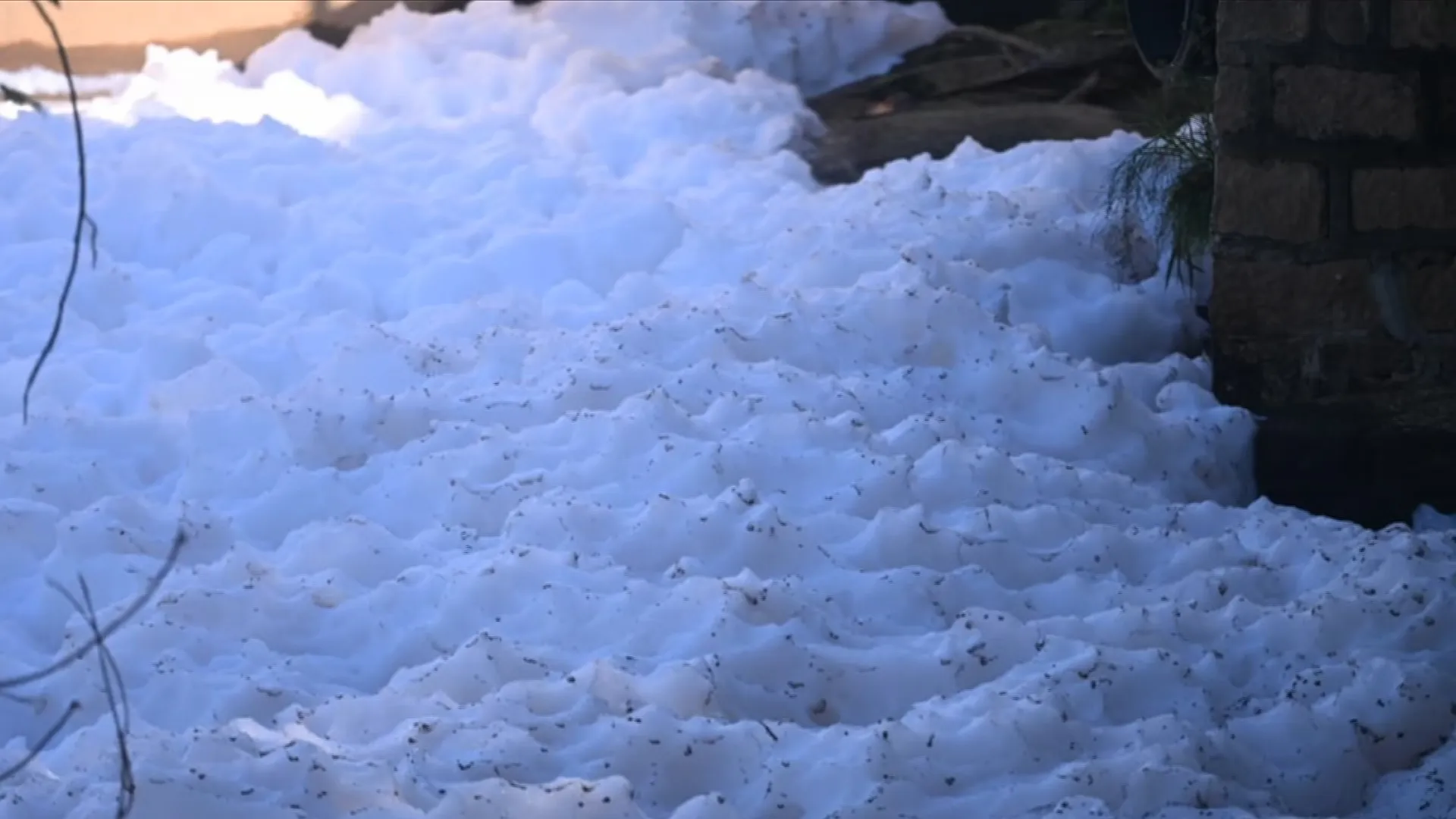 Espuma tóxica cobre Rio Tietê pelo segundo dia
