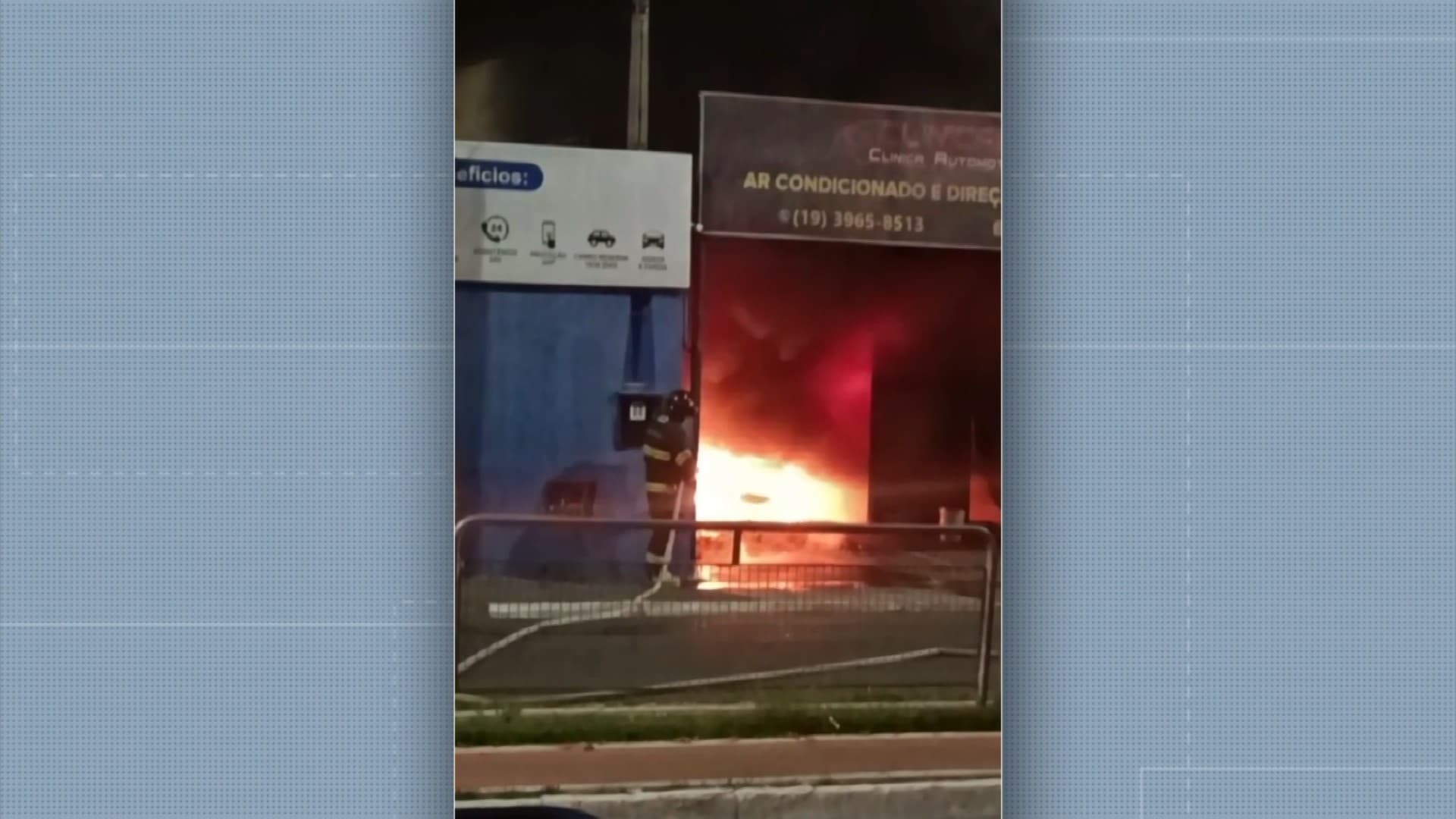 Incêndio destrói oficina e cinco carros em Hortolândia