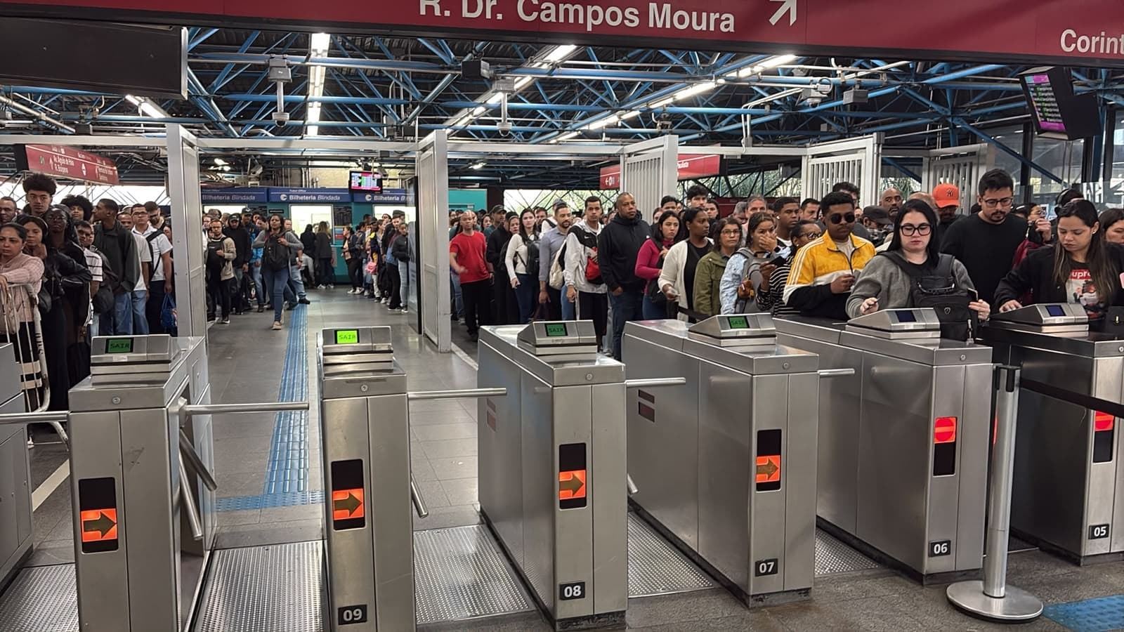 Falha na Linha 3-Vermelha causa lotação em estações