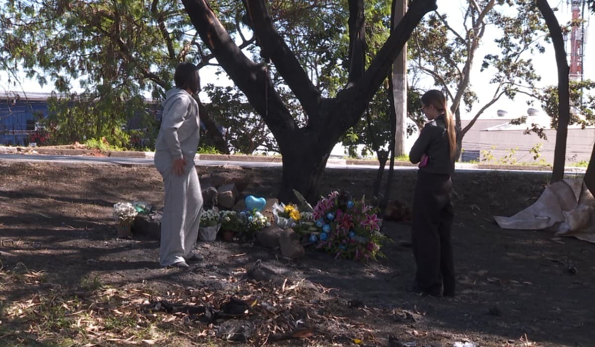 Mãe visita diariamente local do acidente com Porsche