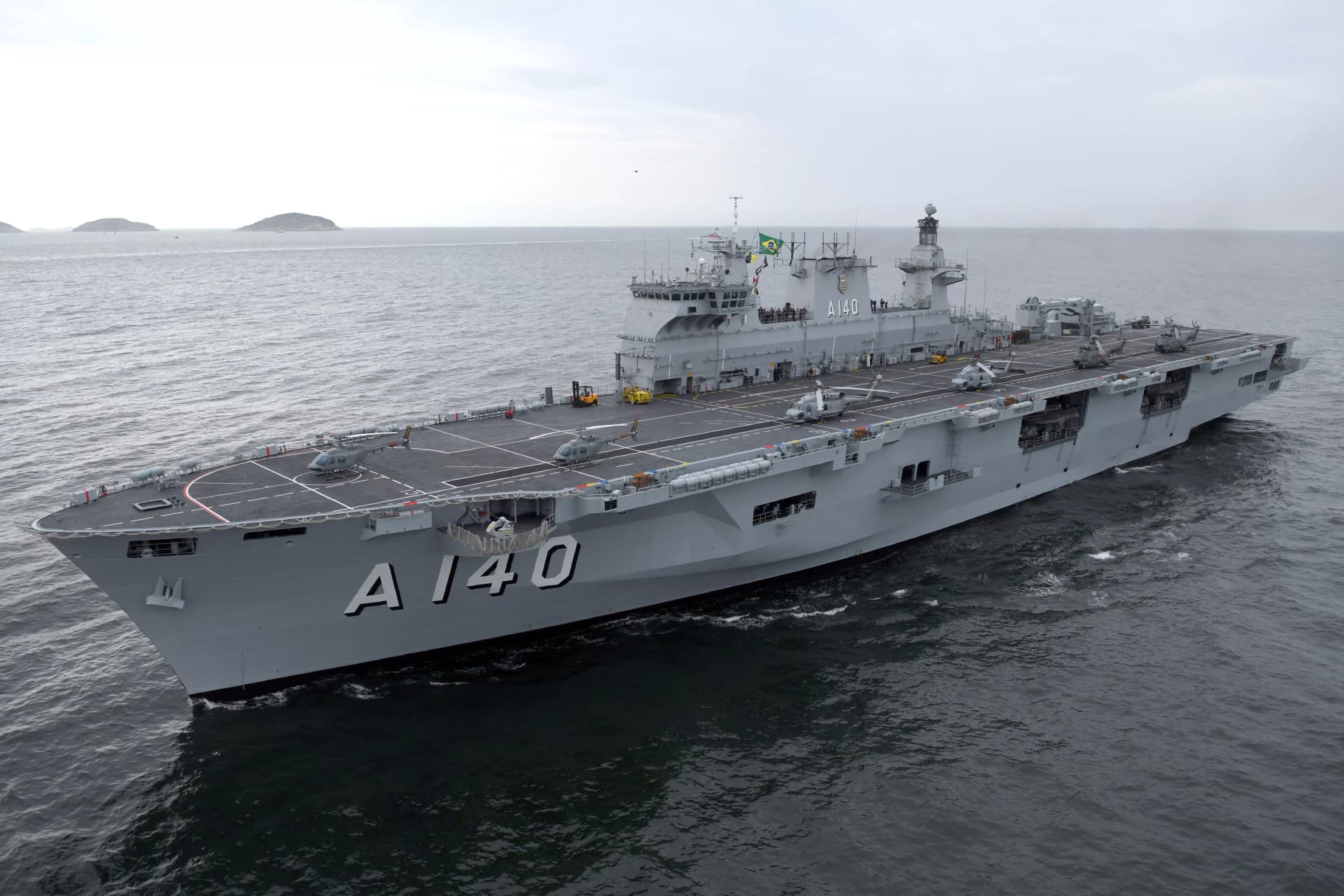 Navio de guerra abre visitação gratuita em Santos