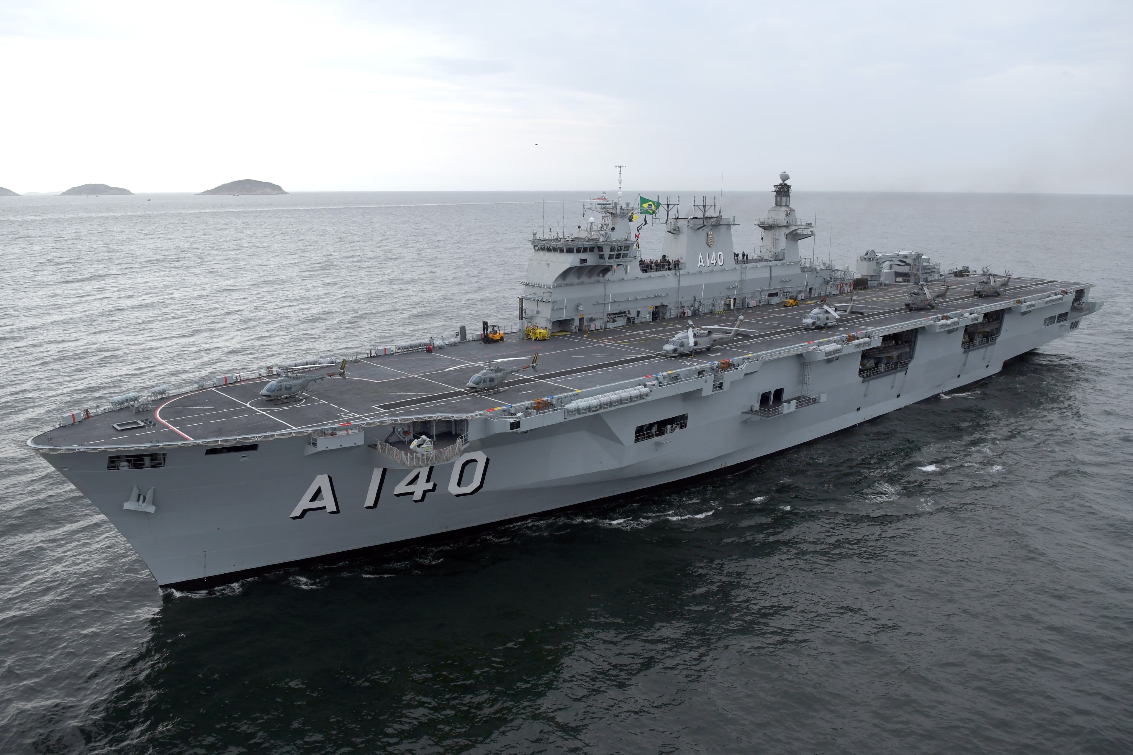 Navio de guerra abre visitação gratuita em Santos