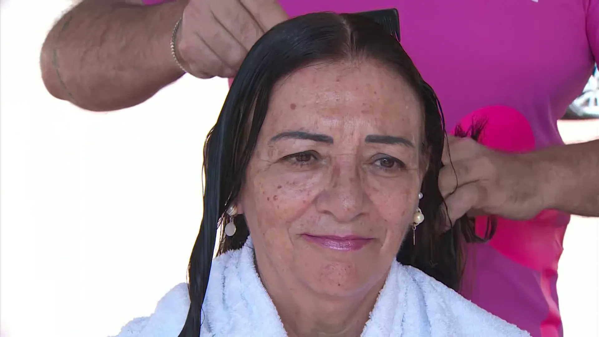 Aposentada doa cabelo após vencer câncer