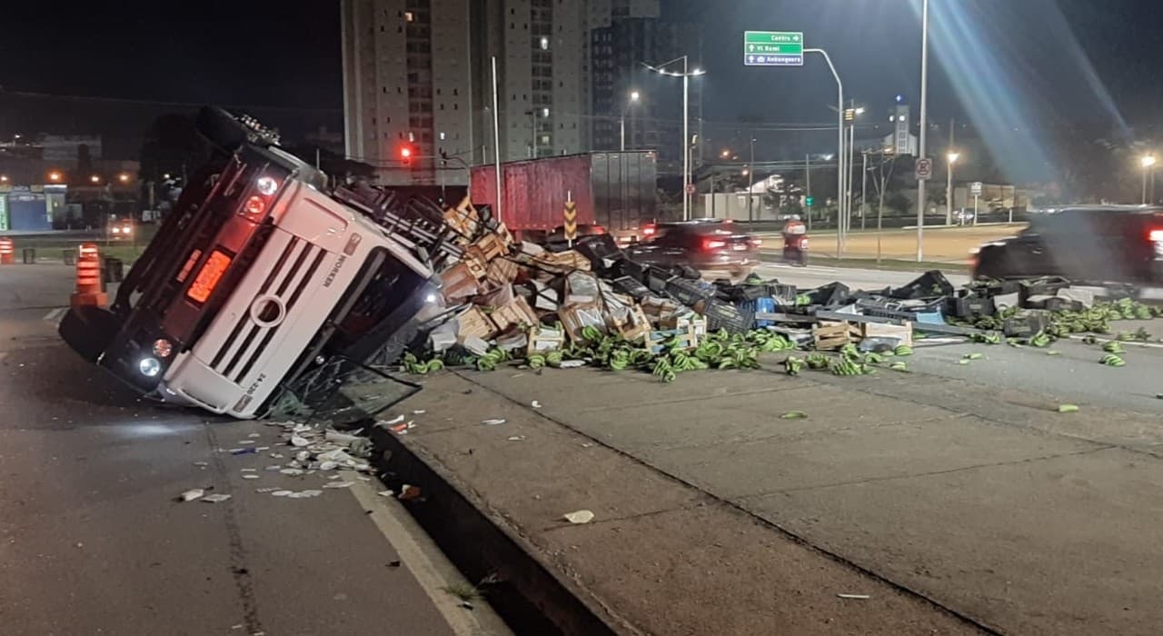 Caminhão tomba e interdita avenida em Jundiaí