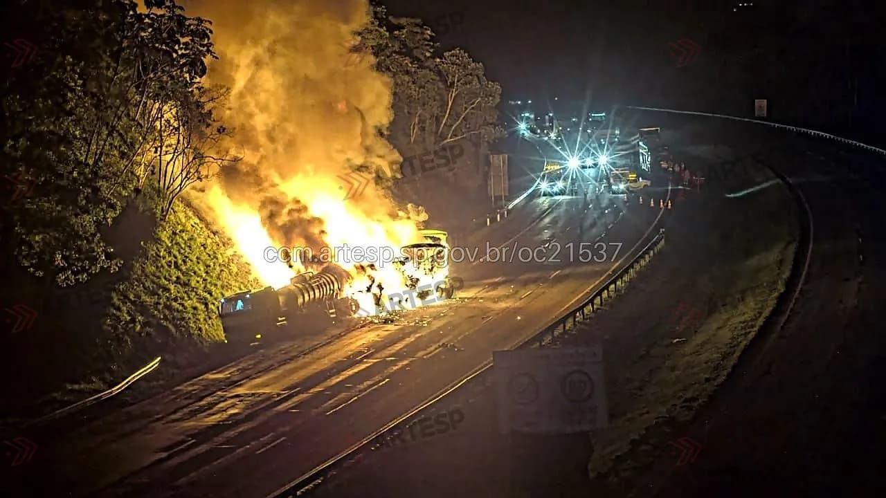 Colisão de carretas interdita Rodoanel em SP