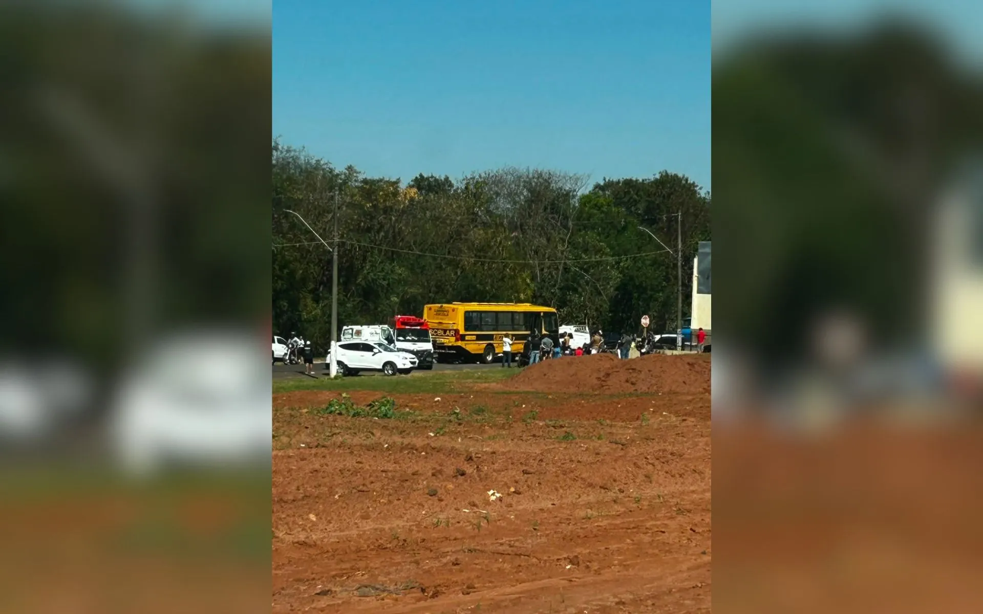 Motociclista morre atropelado por ônibus escolar