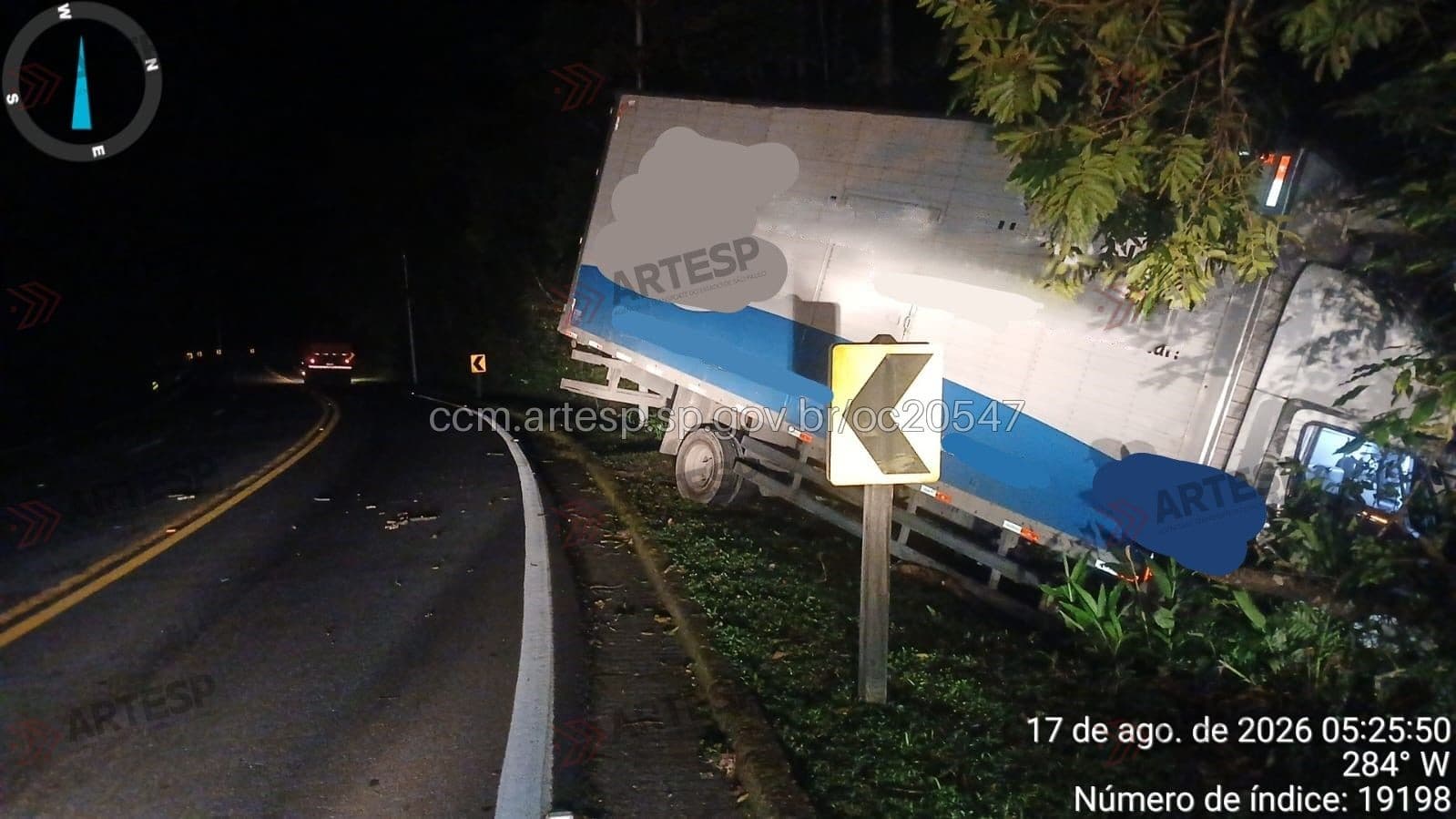 Caminhão sai da pista na Mogi-Bertioga