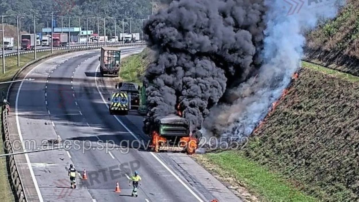Carreta pega fogo no Rodoanel em Suzano