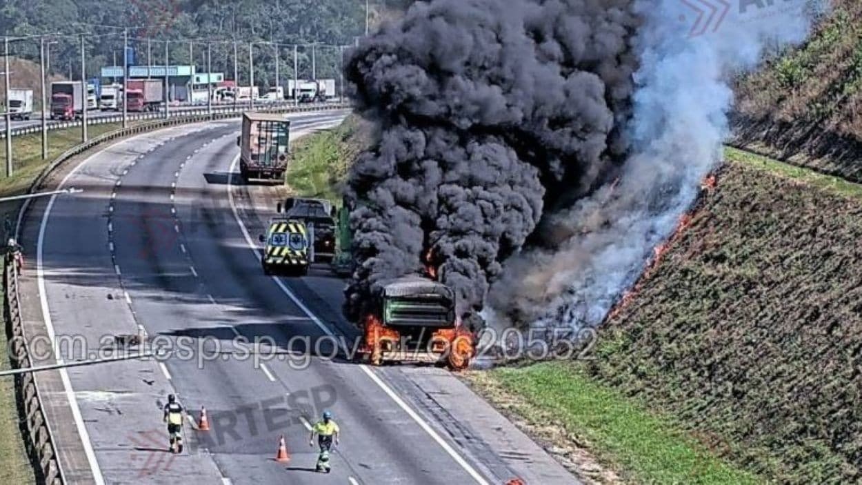 Carreta pega fogo no Rodoanel em Suzano