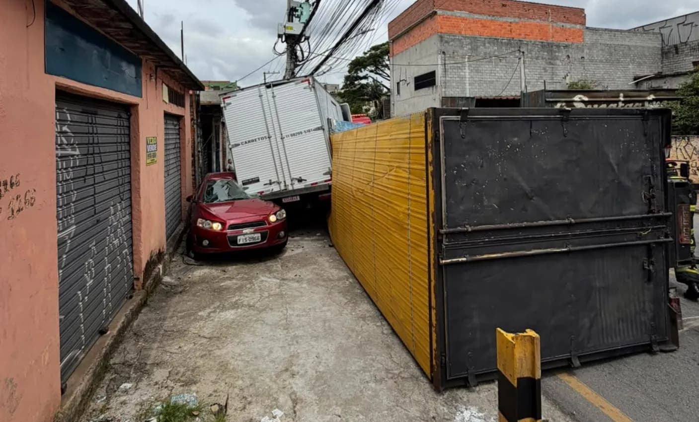 Caminhão tomba em acidente em Ferraz de Vasconcelos