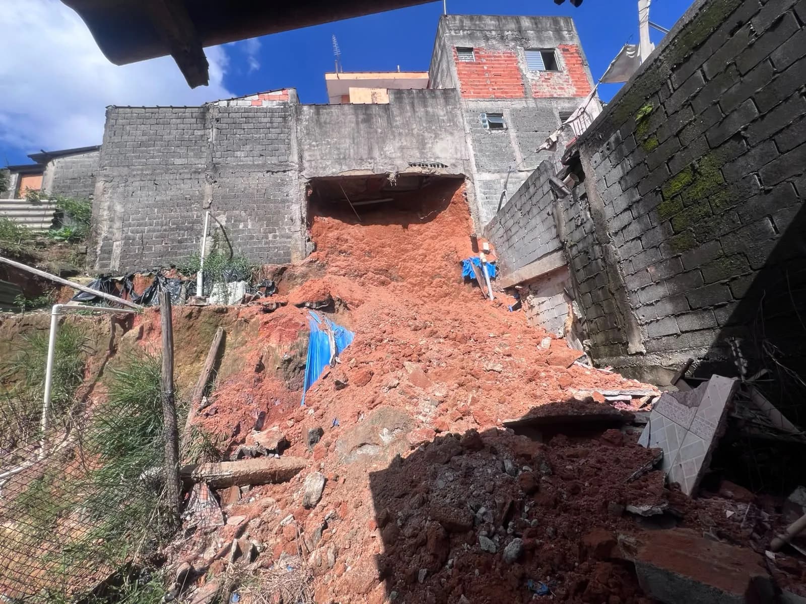 Deslizamento de terra interdita casas em Itaquaquecetuba