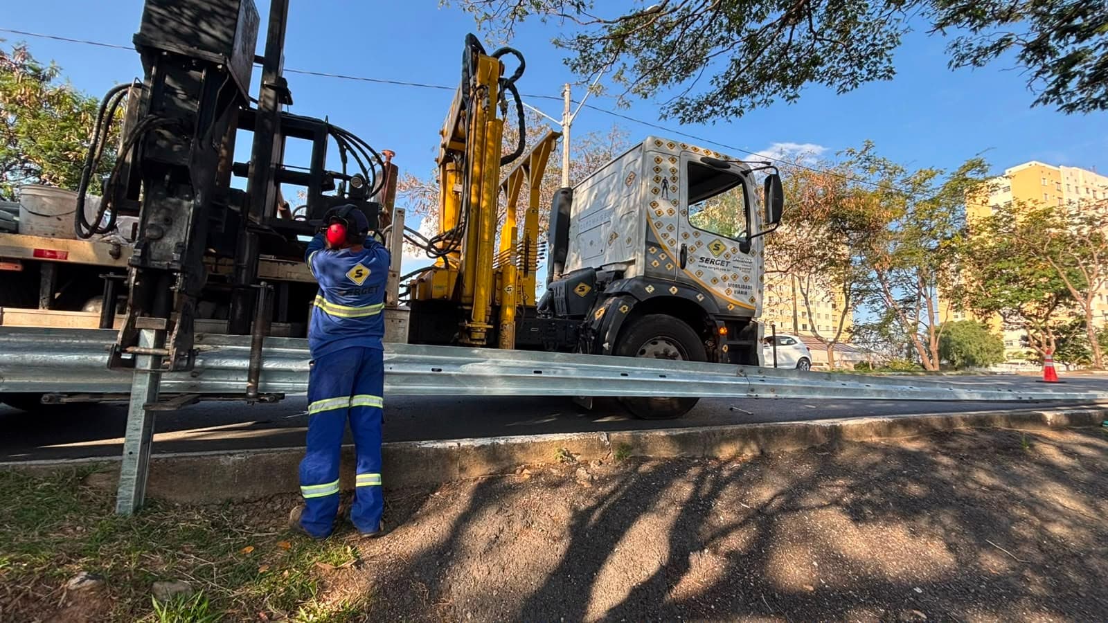 Guard-rail é instalado em rodovia após série de acidentes